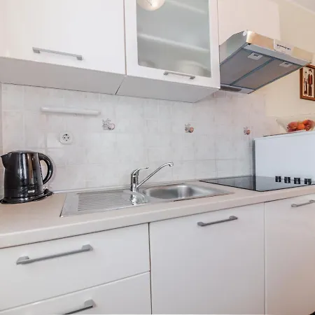 Emilia Pensión Banjole