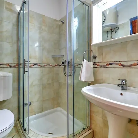 Emilia Pensión Banjole