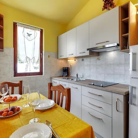 Emilia Pensión Banjole