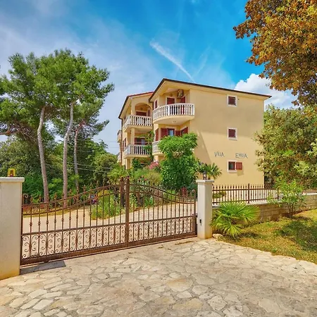招待所 Emilia 4*