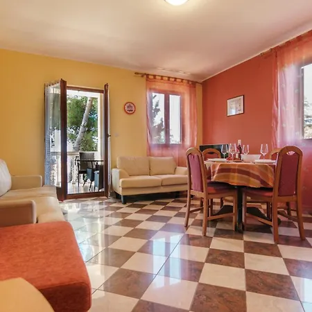 Emilia Pensión Banjole